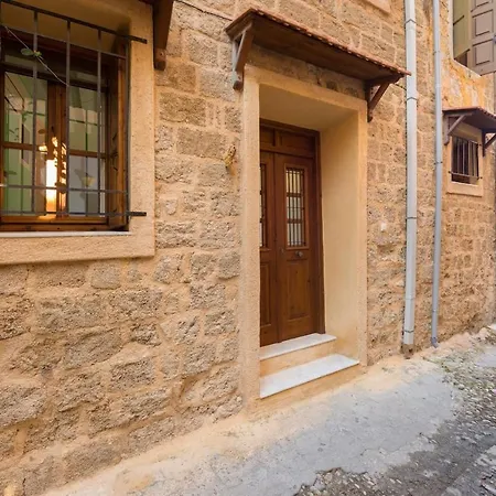 Serene House,Beautiful Garden in Old Town Ferienhaus *