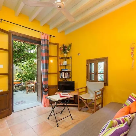 Serene House,Beautiful Garden in Old Town Ferienhaus