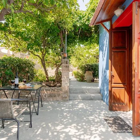 Serene House,beautiful Garden In Old Town Semesterbostad