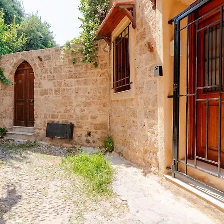 Semesterbostad Serene House,beautiful Garden In Old Town Rhodes City