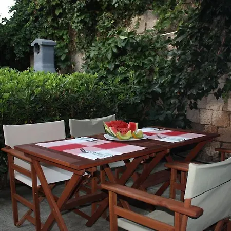 Semesterbostad Serene House,beautiful Garden In Old Town Rhodes City